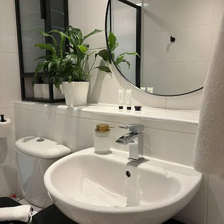 Modern Retreat In Pass The Keys Apartment Birmingham