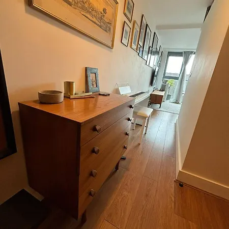 Apartment Modern Retreat In Pass The Keys
