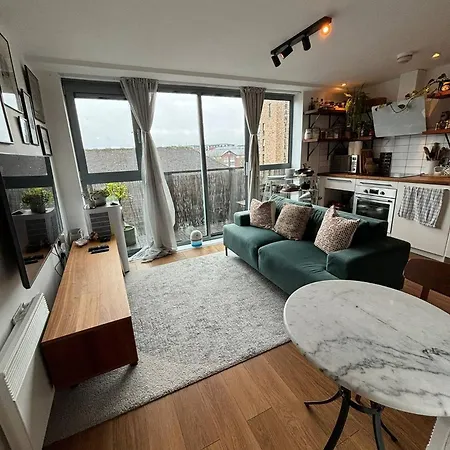 Modern Retreat In Pass The Keys * Birmingham