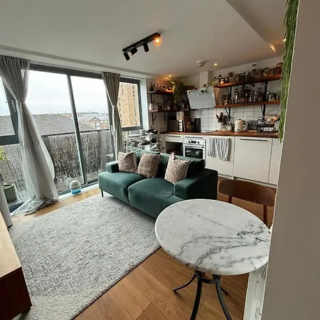 Modern Retreat In Pass The Keys Apartment *
