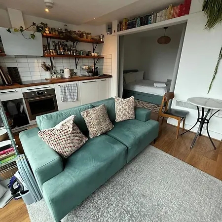 Apartment Modern Retreat In Pass The Keys *